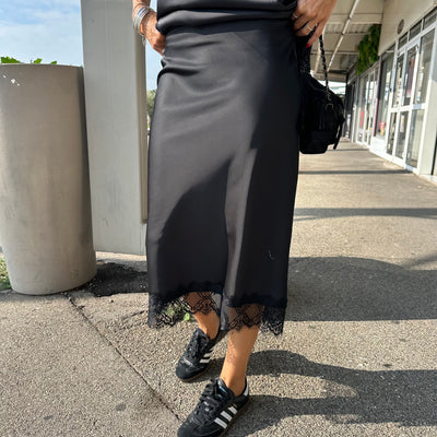Jupe en soi noir à dentelle
