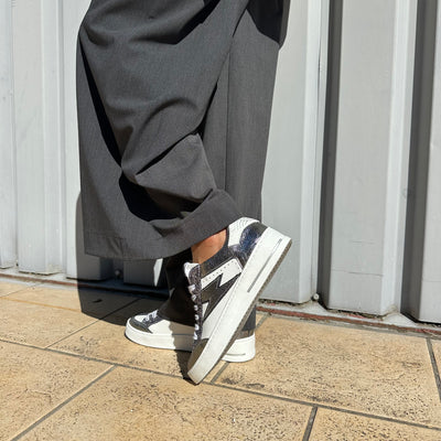 Basket Noubar SMR Semerdjan  grise, argent et blanc avec un éclair argenté et blanc en cuir blanc, lacets blanc, logo SMR gris NOUBARC763