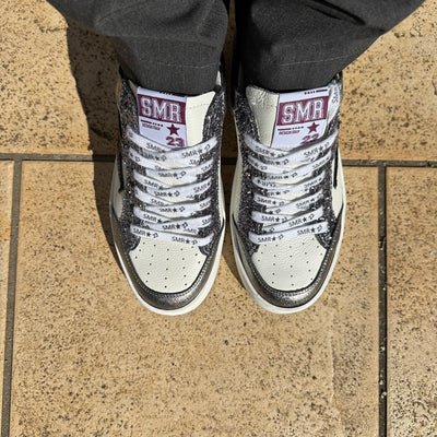 Basket Noubar SMR Semerdjan  grise, argent et blanc avec un éclair argenté et blanc en cuir blanc, lacets blanc, logo SMR gris NOUBARC763