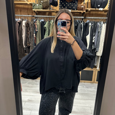 Blouse noire avec manches bouffantes et boutons