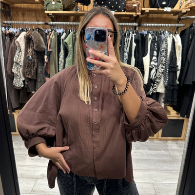 Blouse marron avec manches bouffantes et boutons