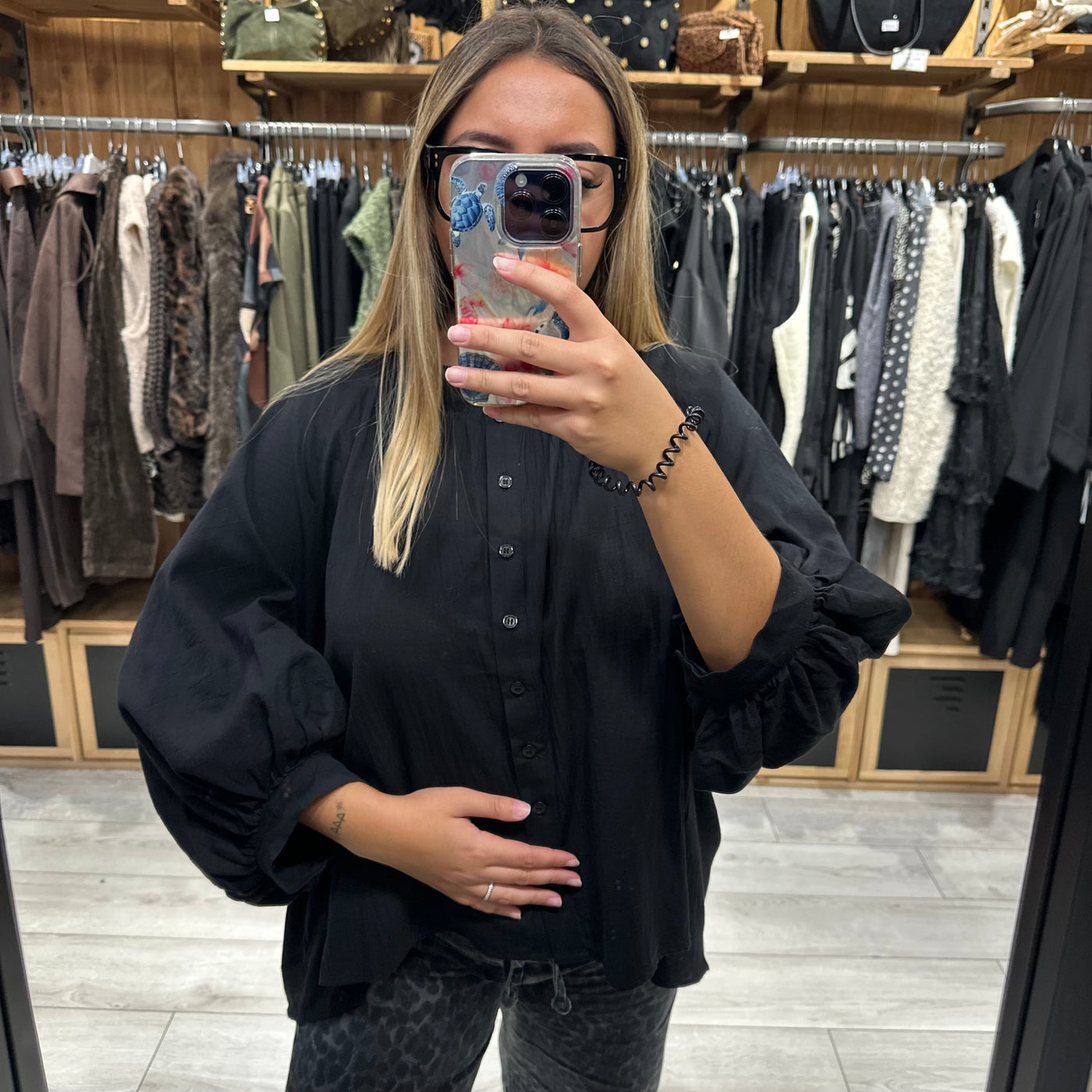 Blouse noire avec manches bouffantes et boutons