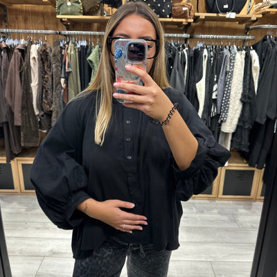 Blouse noire avec manches bouffantes et boutons