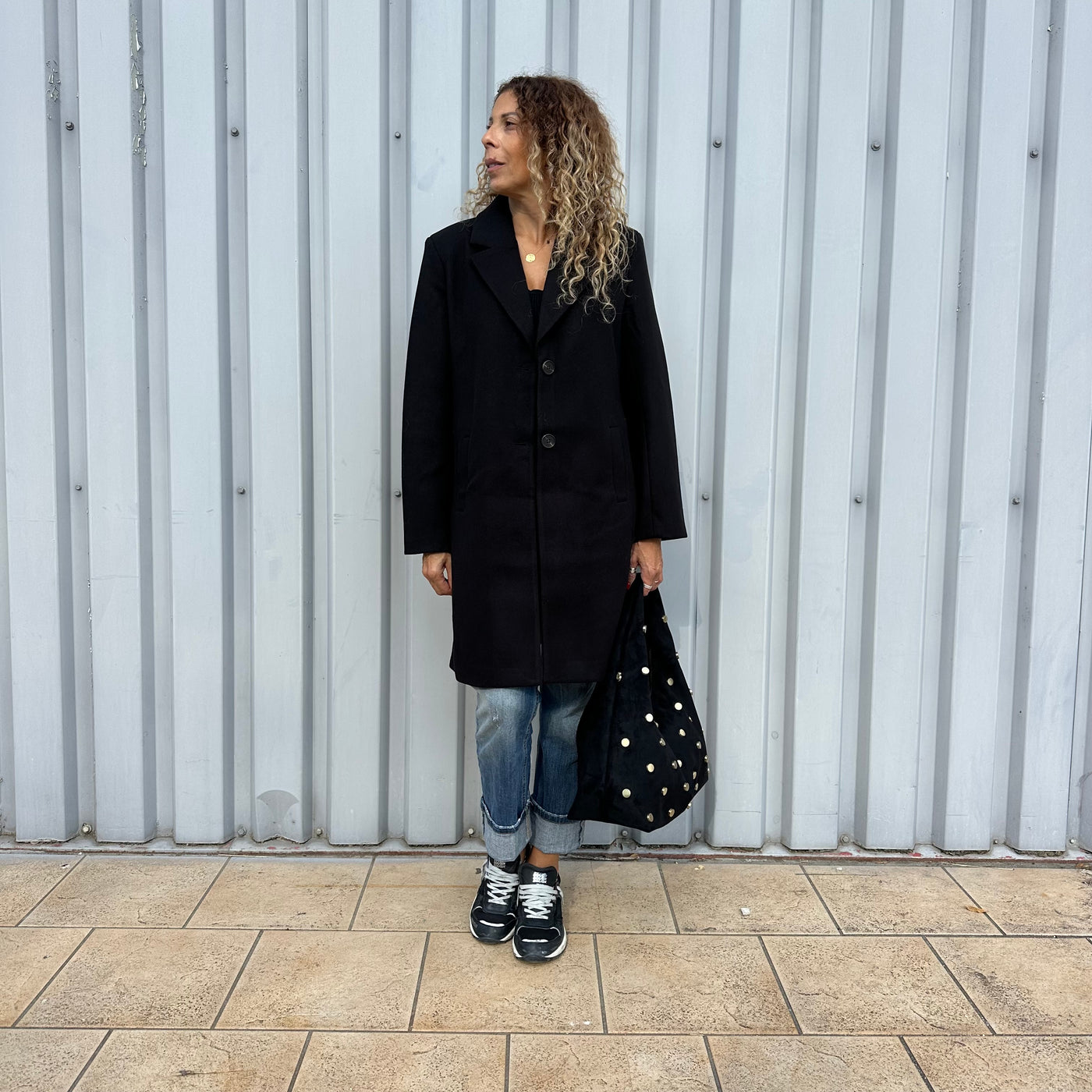 Manteau Villa VIclaudia noir avec deux boutons et deux poches latérales plaquées