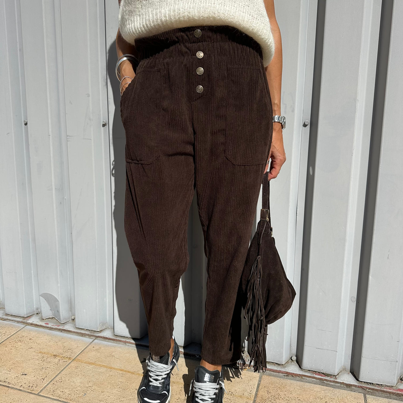 Pantalon Alfi chocolat cotelé en velours, deux poches et quatre boutons dorés décoratifs
