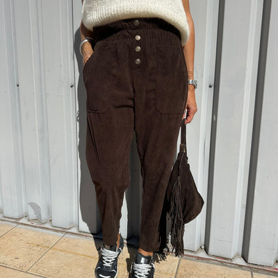 Pantalon Alfi chocolat cotelé en velours, deux poches et quatre boutons dorés décoratifs