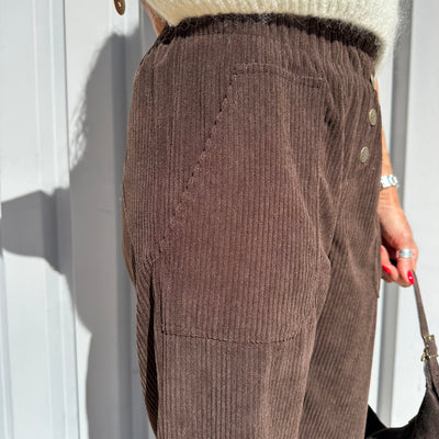 Pantalon Alfi chocolat cotelé en velours, deux poches et quatre boutons dorés décoratifs