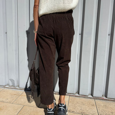 Pantalon Alfi chocolat cotelé en velours, deux poches et quatre boutons dorés décoratifs