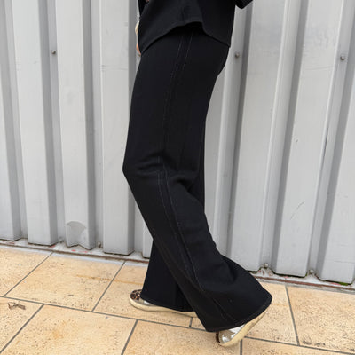 Pantalon droit noir en maille avec couture structurante le long de la jambe