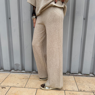 Pantalon en maille droit taupe avec couture structurante le long de la jambe