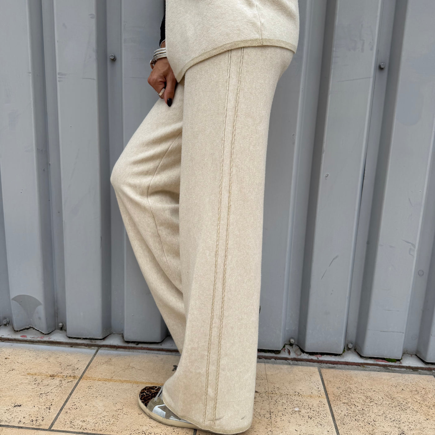 Pantalon en maille ecru avec couture structurante le long de la jambe