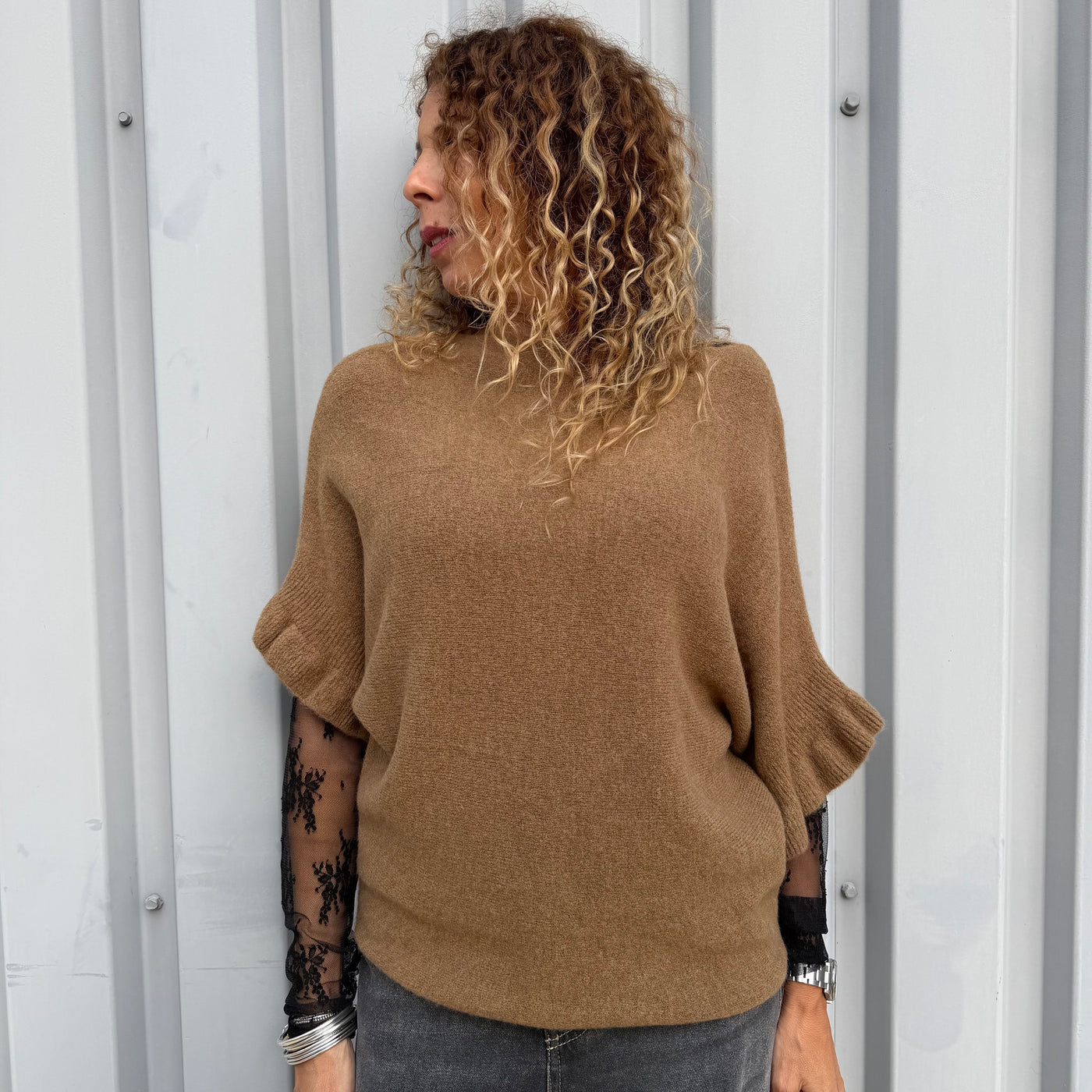 Pull Flora camel à manches chauves souris et col bateau