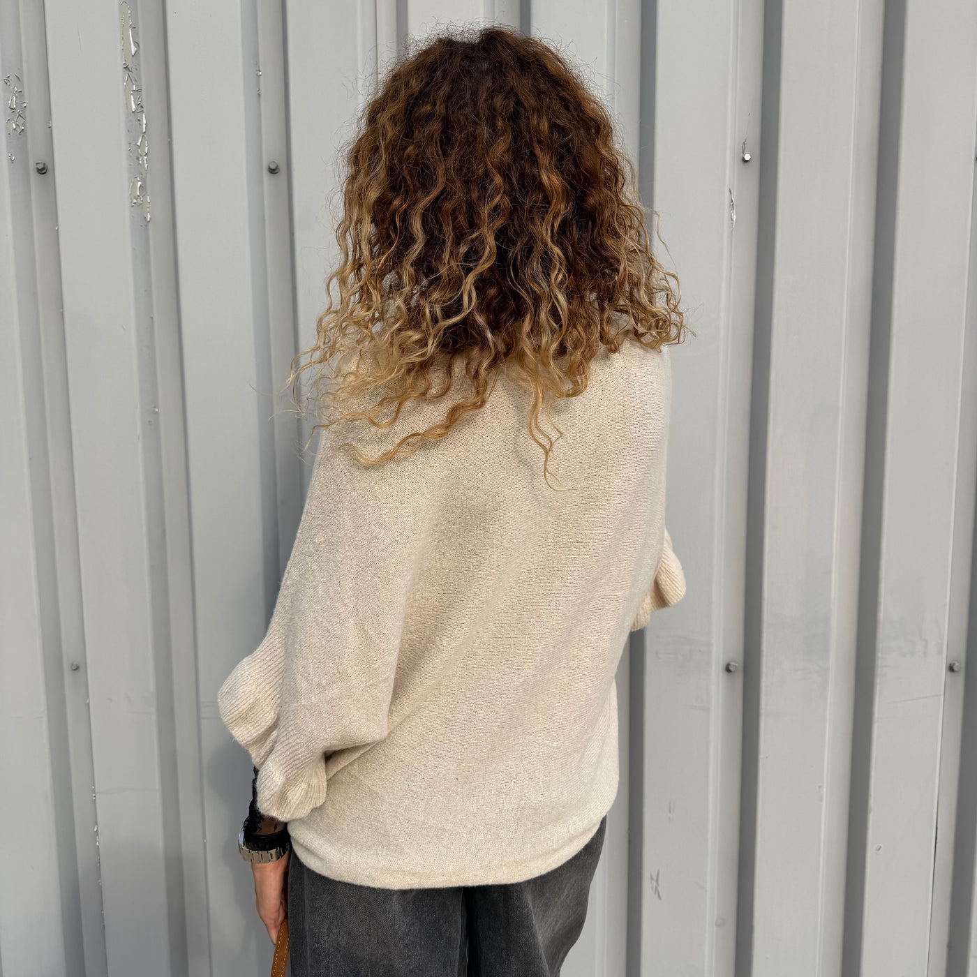 Pull Flora ecru à manches chauves souris et col bateau