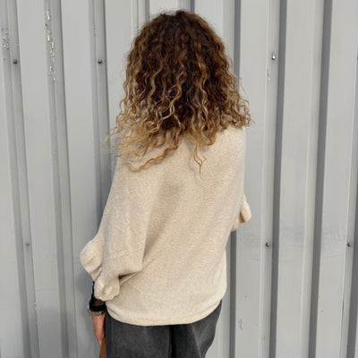 Pull Flora ecru à manches chauves souris et col bateau