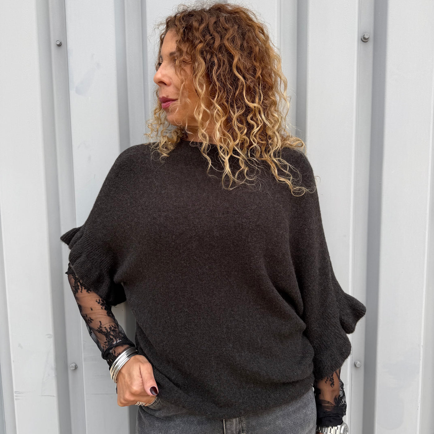 Pull Flora gris foncé à manches chauves souris et col bateau