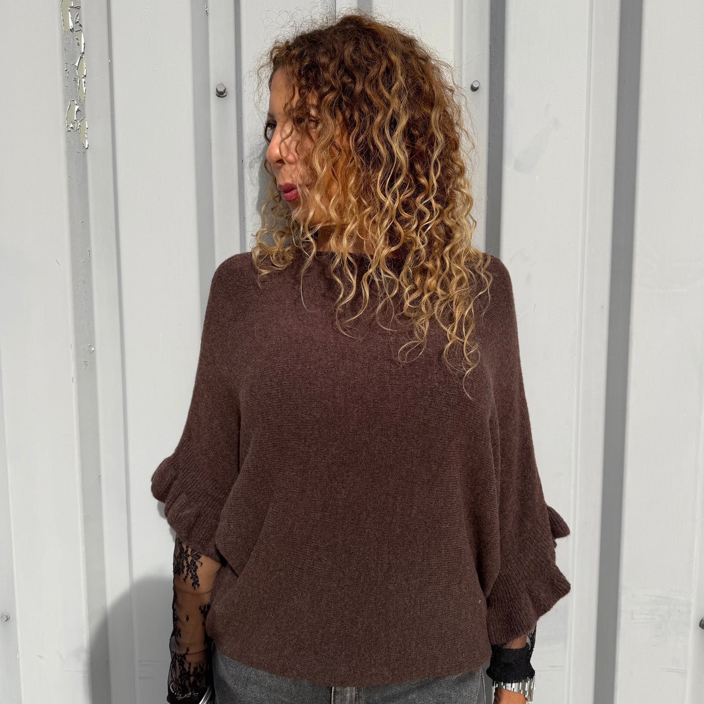 Pull Flora marron chocolat à manches chauves souris et col bateau