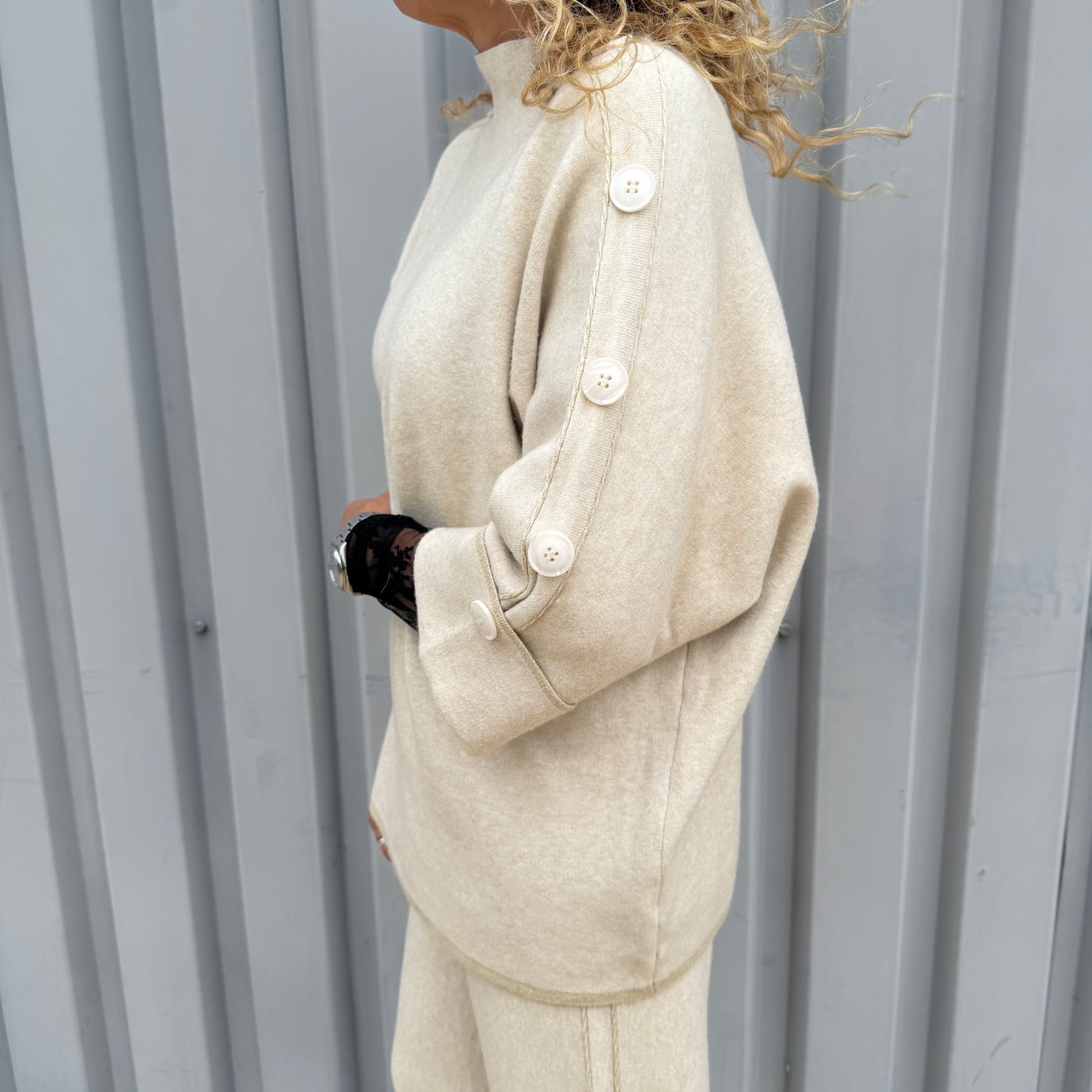Pull ecru en maille avec détails de boutons sur les manches