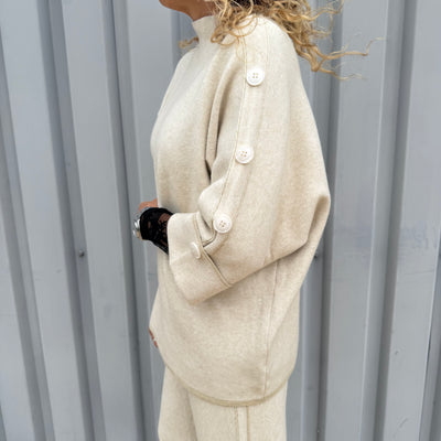 Pull ecru en maille avec détails de boutons sur les manches