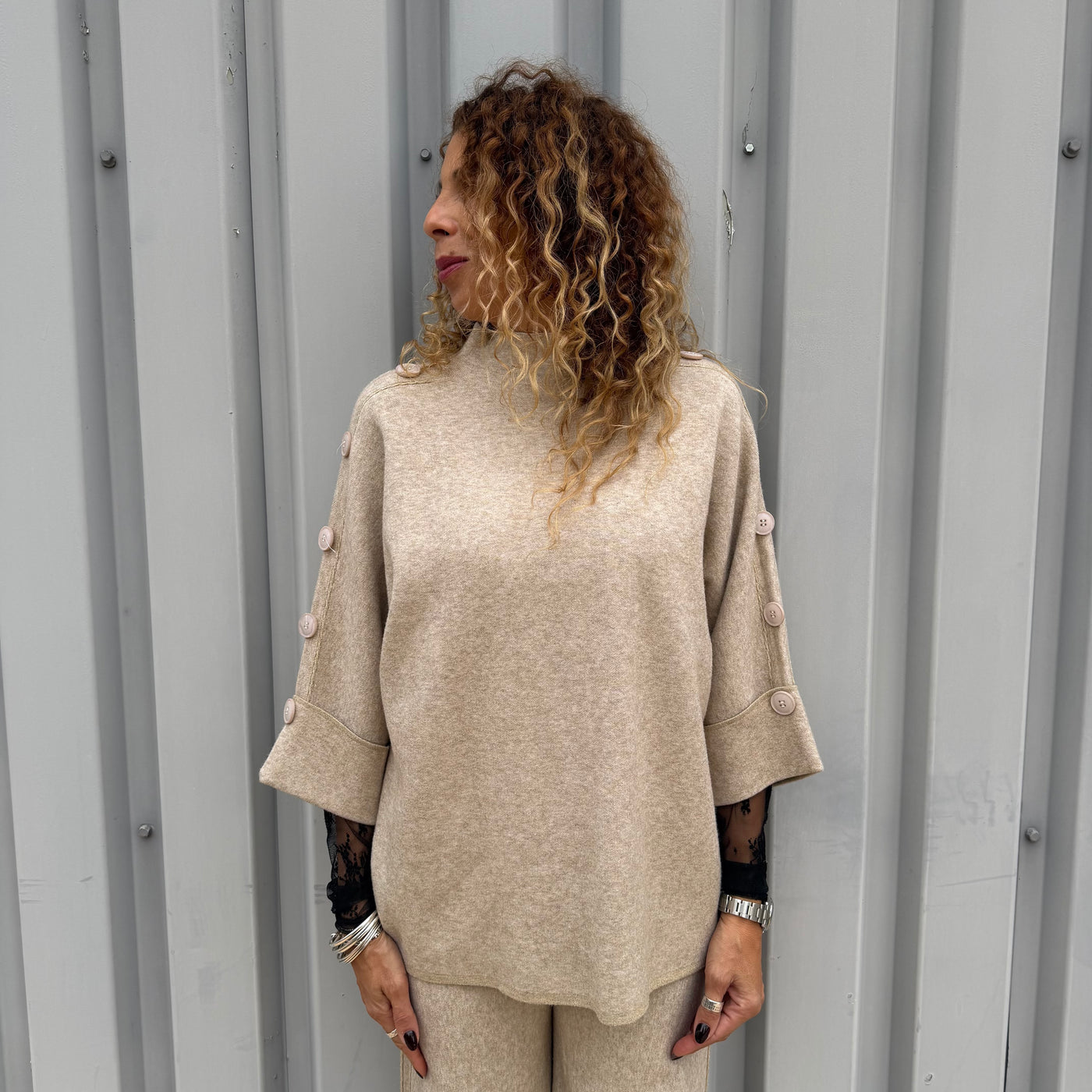 Pull en maille taupe avec détails de boutons sur le long des manches 