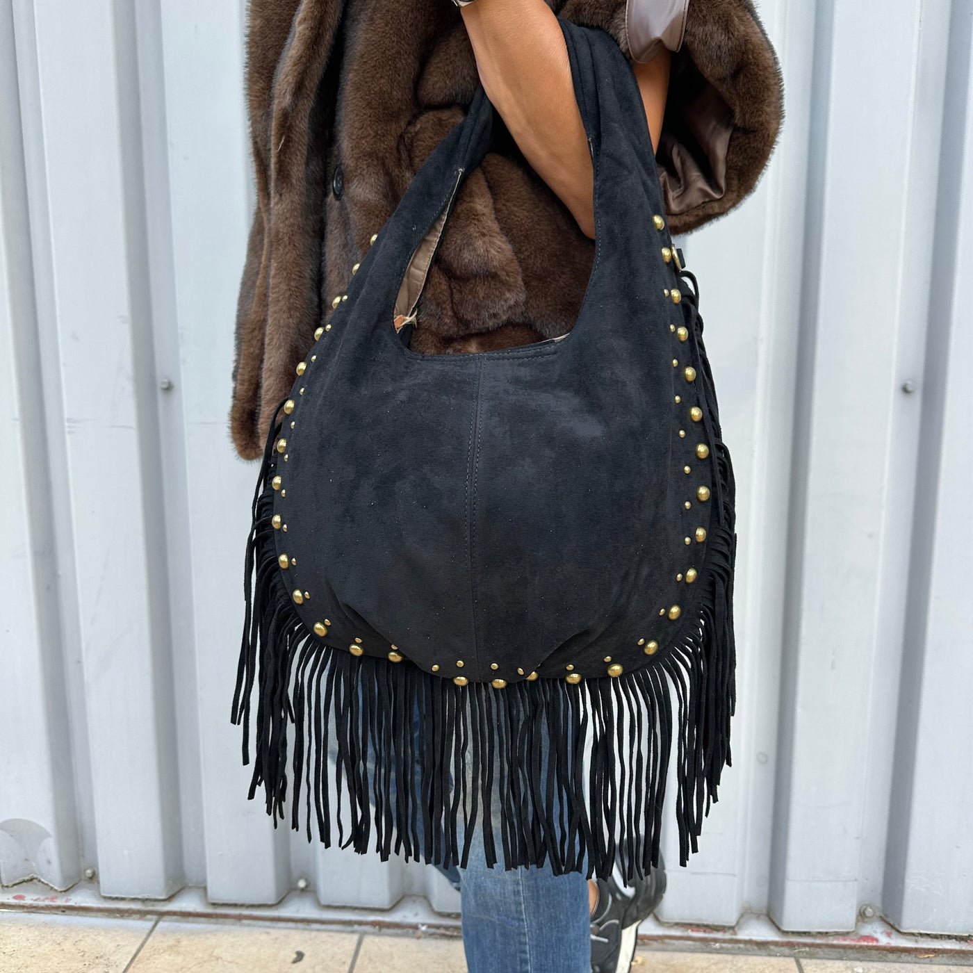 Sac à main hobo noir à franges avec clous dorés