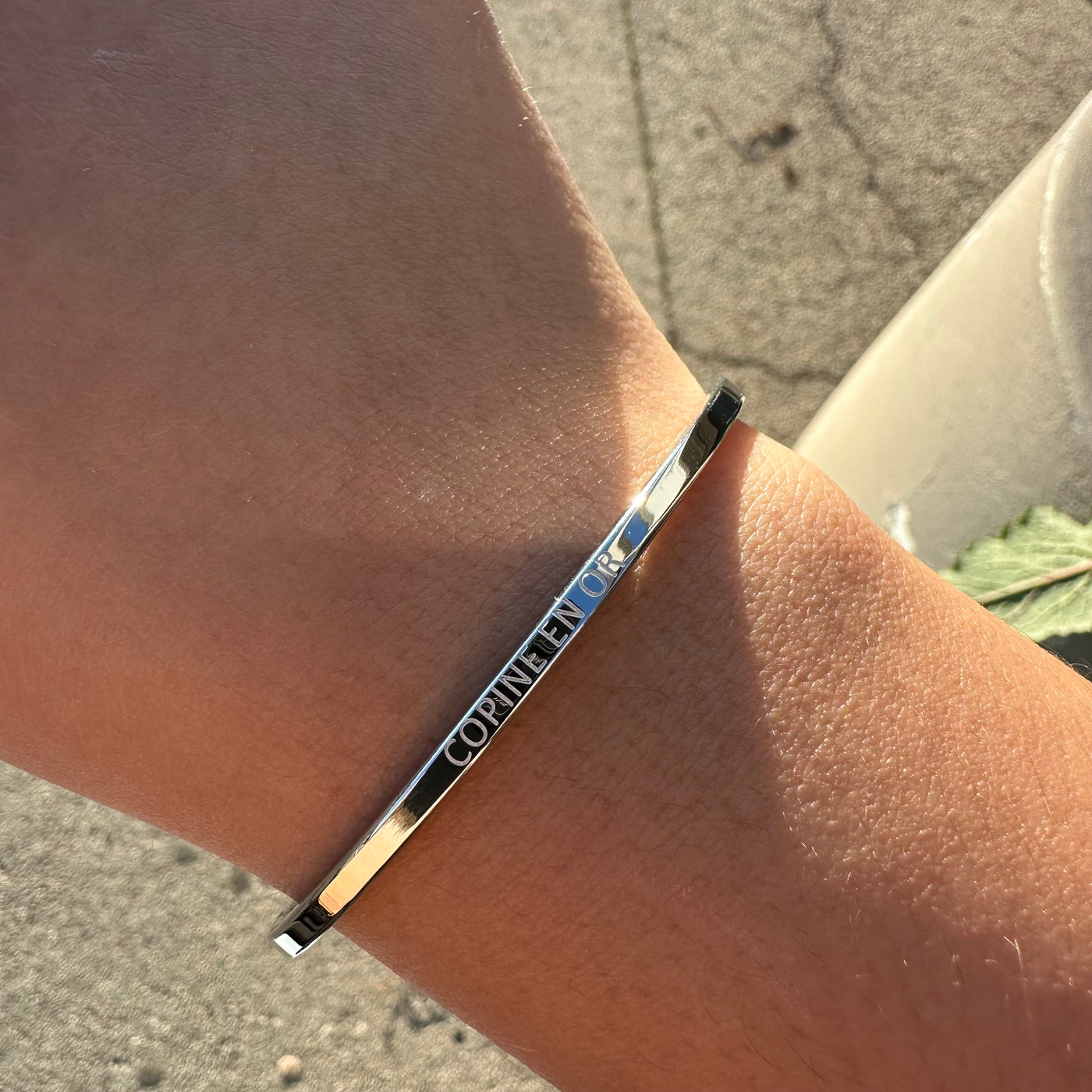 bracelet jonc rigide en acier inoxydable argenté gravé copine en or