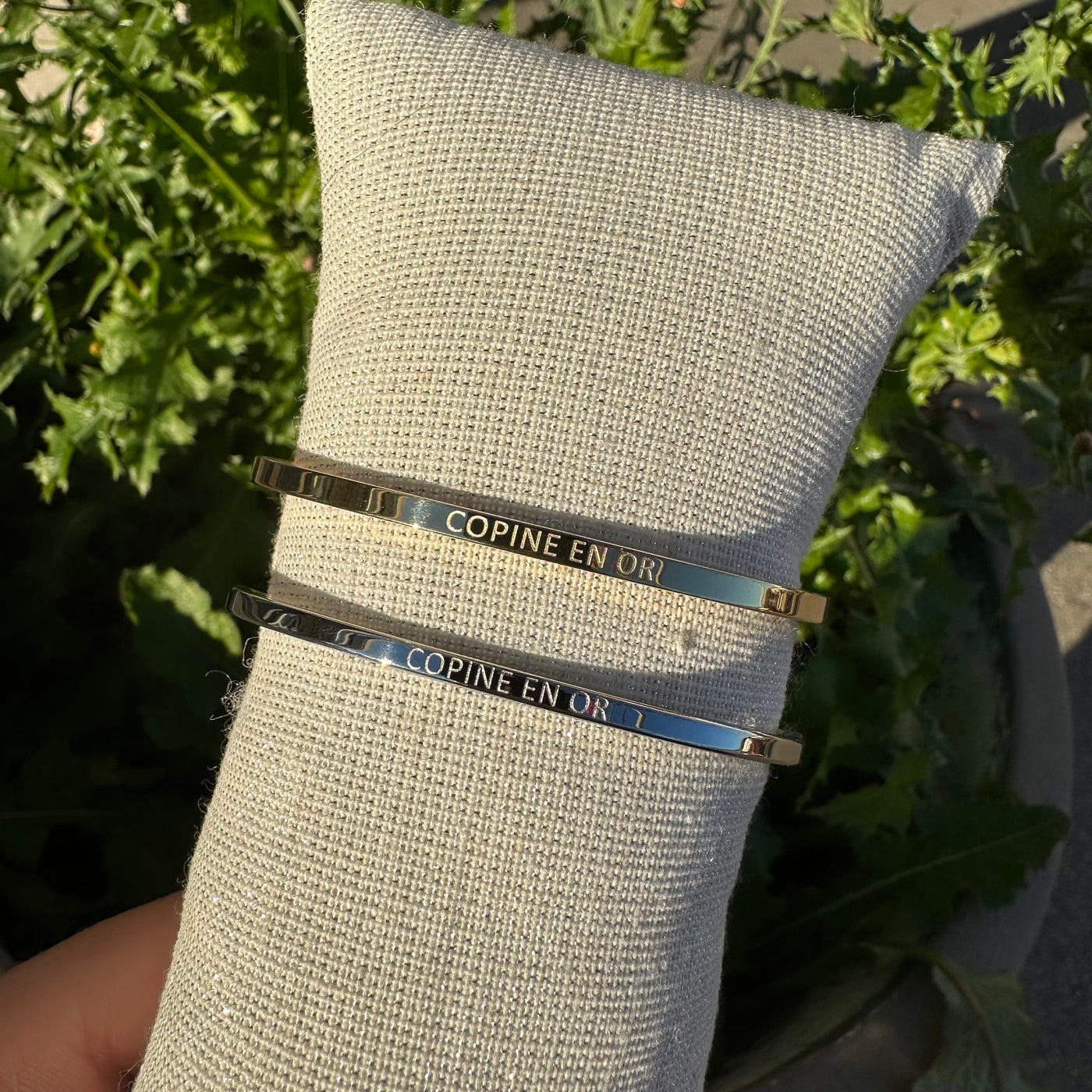 bracelet jonc rigide en acier inoxydable doré et argenté gravé copine en or