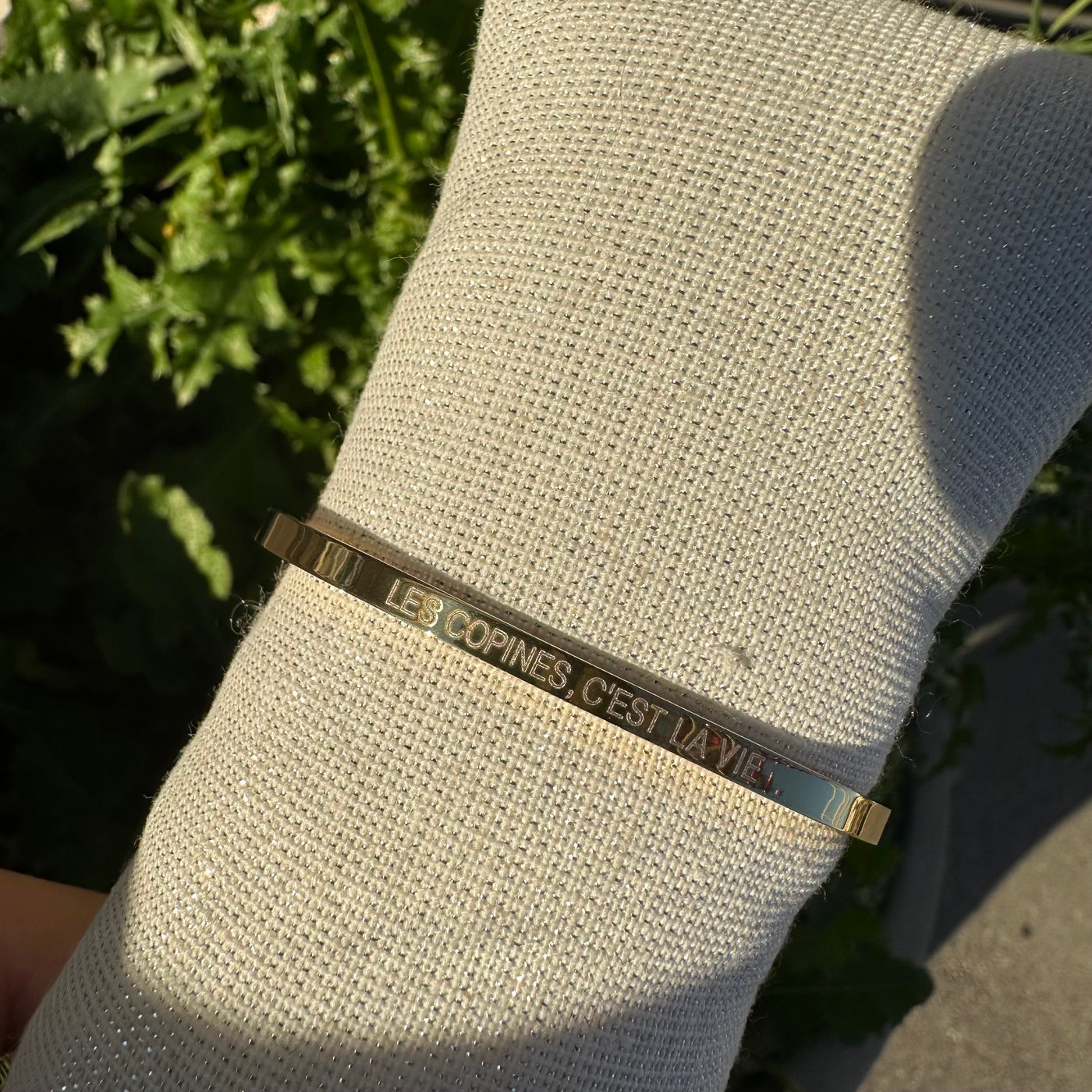 bracelet jonc rigide en acier inoxydable doré gravé les copines, c’est la vie