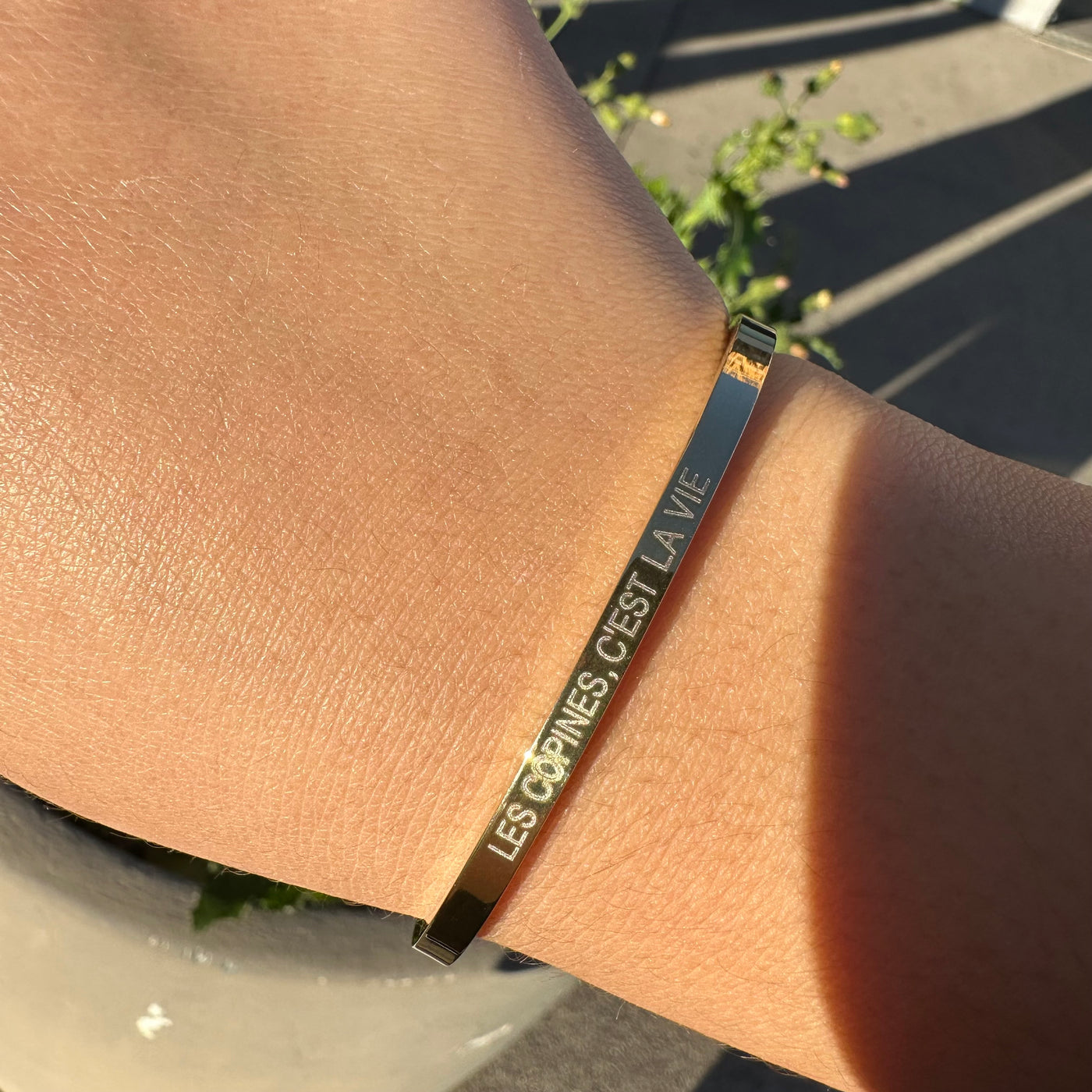 bracelet jonc rigide en acier inoxydable doré gravé les copines c’est la vie
