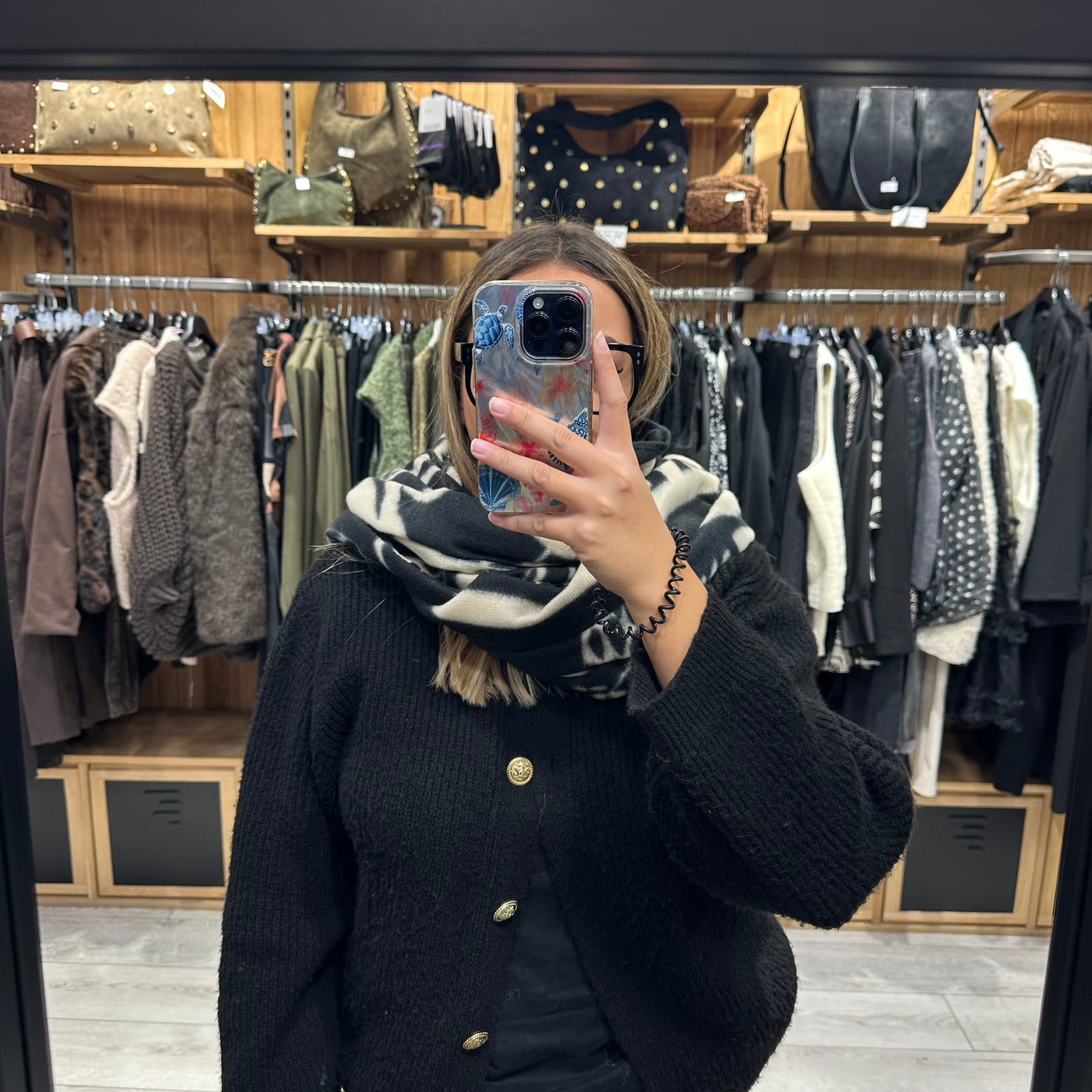 Écharpe noire et blanche motif fleurs pieces