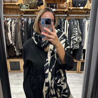 Écharpe noire et blanche motif fleurs pieces